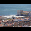 Blick vom Castelo de São Jorge auf den Praça do Comércio vor dem Rio Tejo